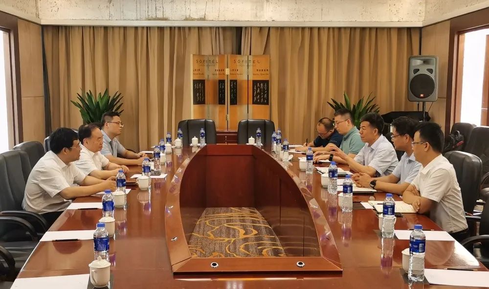 嚴(yán)鑒鉑董事長(zhǎng)與周濟(jì)院士、陳吉紅董事長(zhǎng)座談交流