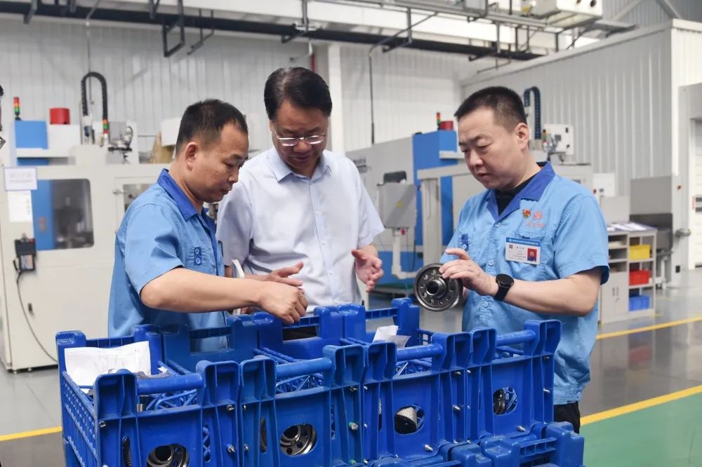 【集團(tuán)資訊】李強(qiáng)總裁深入沃克齒輪公司調(diào)研