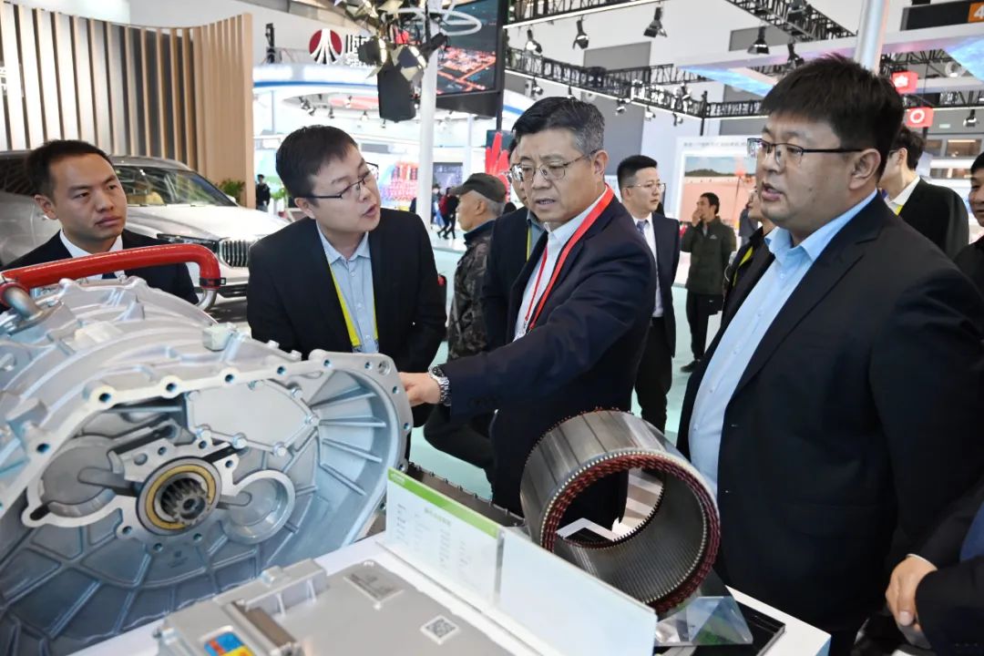 【集團(tuán)資訊】馬旭耀到絲博會法士特和秦川展臺指導(dǎo)工作