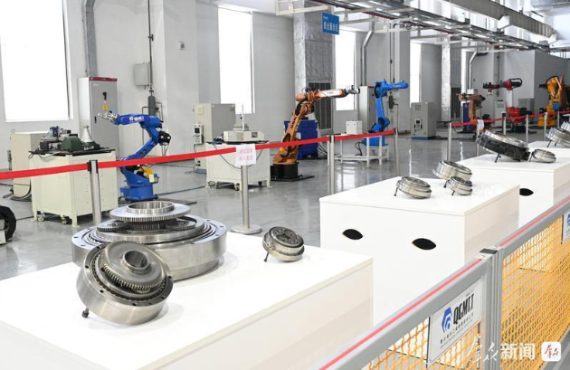 【媒體關(guān)注】群眾新聞 · 學習強國 | 10000小時的突破——老牌機床企業(yè)打通國產(chǎn)工業(yè)機器人“關(guān)節(jié)病”